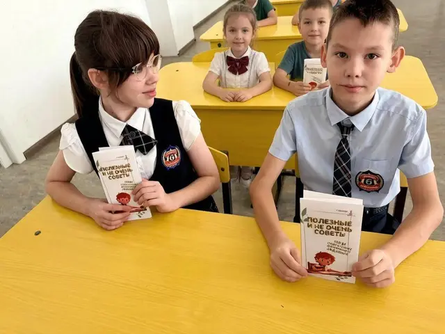 Школьники с книгами на занятии