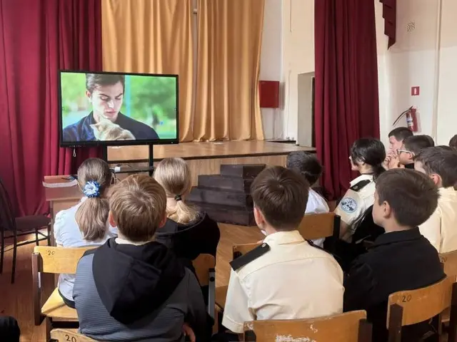 Класс смотрит фильм на киноуроке